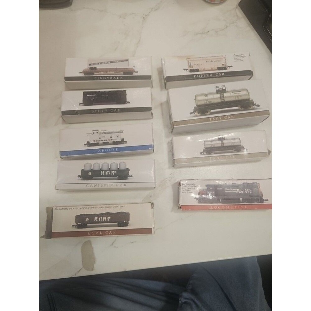 9 Car Lot Scale Train Southern Pacific Locomotive, Piggyback, Tank, Coal & Stock